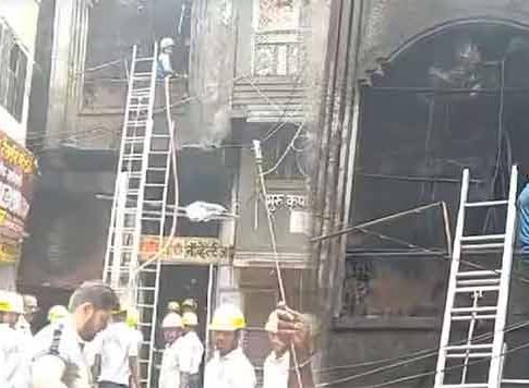 अत्तराच्या गोदामाला लागलेल्या भीषण आगीत एकाचा मृत्यू, तीन गंभीर जखमी