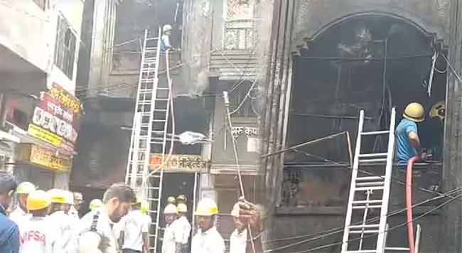 अत्तराच्या गोदामाला लागलेल्या भीषण आगीत एकाचा मृत्यू, तीन गंभीर जखमी