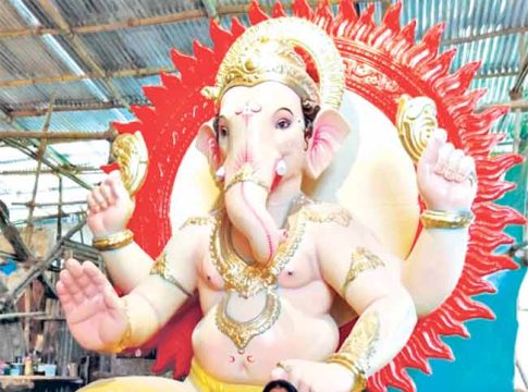 देव घडवू पाहणारी वारसदार मूर्तिकार रेश्मा