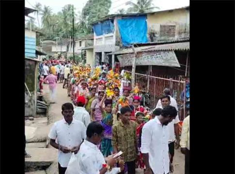 नांदगावमध्ये समुद्राला नारळ अर्पण करतांना व मंगळागौर विसर्जन मिरवणुकीत कोळी बांधवांच्या उत्साहाला उधाण