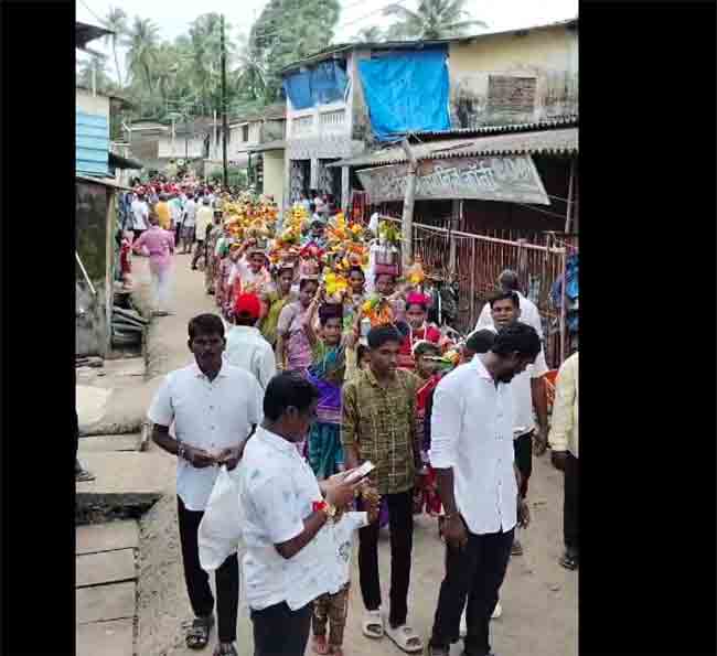 नांदगावमध्ये समुद्राला नारळ अर्पण करतांना व मंगळागौर विसर्जन मिरवणुकीत कोळी बांधवांच्या उत्साहाला उधाण