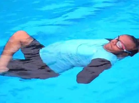 Sports Day : क्रीडा दिनाचे औचित्य साधत पाण्यावर तरंगत केली योगासने!