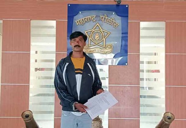 पोलिसानेच पत्नीला पळवले! पोलीस अधीक्षक कार्यालयासमोर पती मुलांसह उपोषण करणार