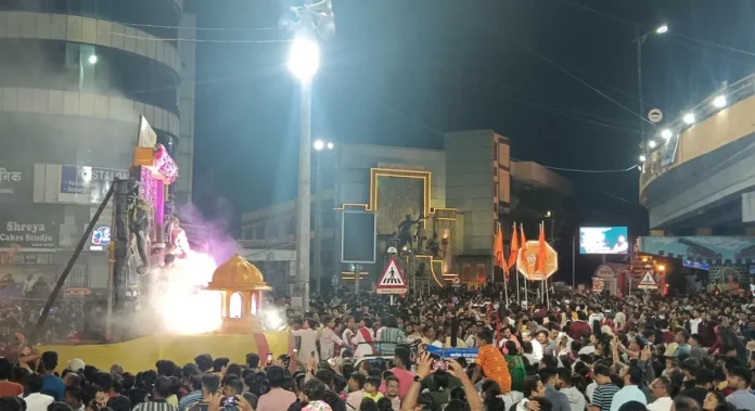 Ganapati Visarjan : पुण्यात आक्रोश, मंडळांचे ठिय्या आंदोलन! पण पोलिसांच्या हस्तक्षेपामुळे मोठ्या तणावाची परिस्थिती टळली...