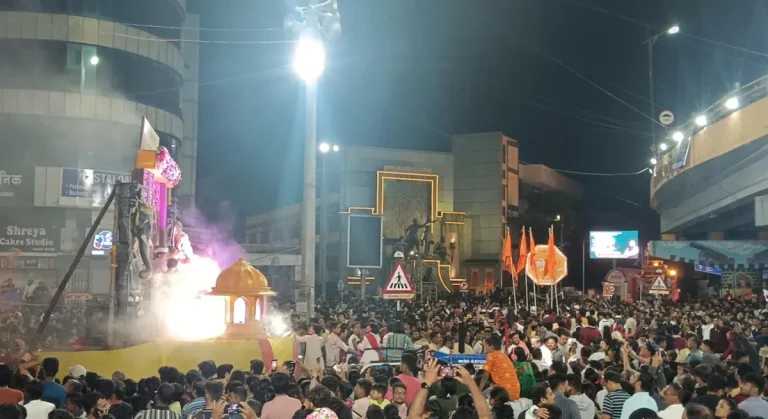 Ganapati Visarjan : पुण्यात आक्रोश, मंडळांचे ठिय्या आंदोलन! पण पोलिसांच्या हस्तक्षेपामुळे मोठ्या तणावाची परिस्थिती टळली…