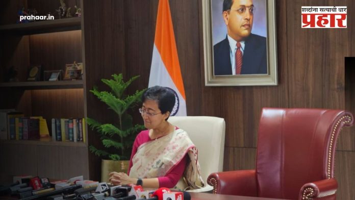दिल्लीच्या मुख्यमंत्री आतिशी यांनी रिकामी खुर्ची बाजुला ठेवून स्वीकारला पदभार; कारण देत म्हणाल्या..