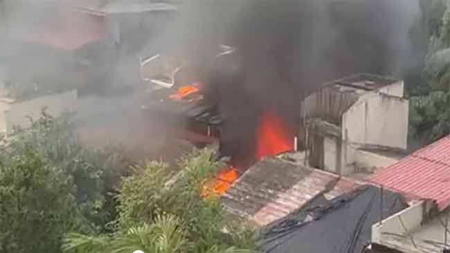 Mumbai News : मुंबईत अग्नितांडव! अंधेरी लोखंडवाला परिसरात भीषण आग; परिसरात धुराचे लोट