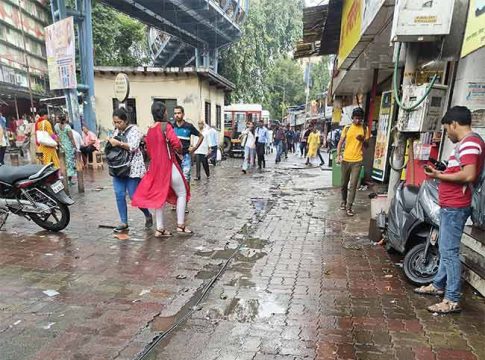 रस्त्याच्या दुरावस्थेमुळे भांडुपच्या परिसरात अपघाताची भीती