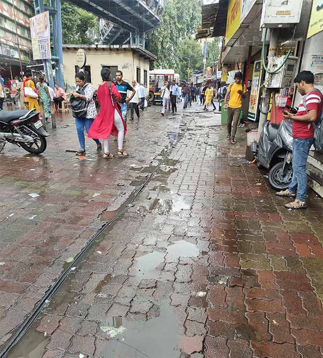 रस्त्याच्या दुरावस्थेमुळे भांडुपच्या परिसरात अपघाताची भीती