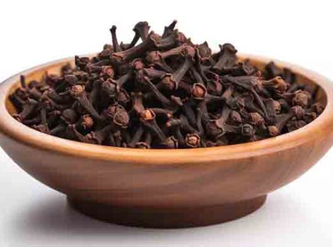 सकाळी रिकाम्या पोटी लवंग चघळल्याने होतात हे ५ मोठे फायदे