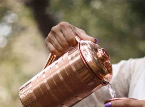 Health Tips: थंडीच्या दिवसांत पाणी कमी पिताय? शरीरामध्ये दिसतात ही लक्षणे