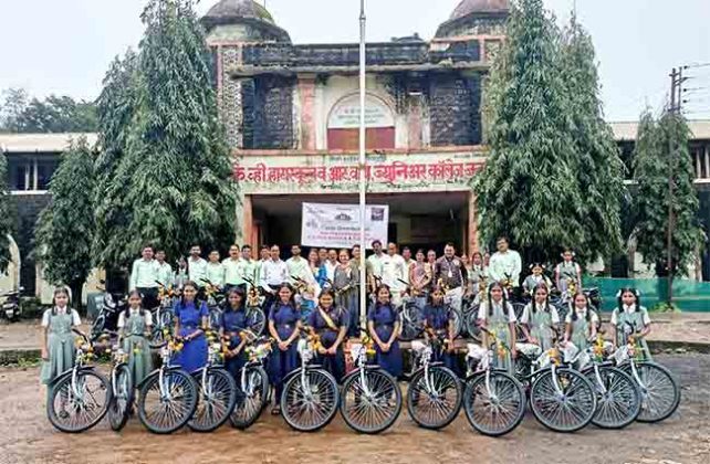 जिओ रोटी घर व सान्वी सोशल वेल्फेअर ऑर्गनाइज़ेशन्स तर्फे के.व्ही.हायस्कूलमधील गरजू विद्यार्थिनींना मोफत सायकलचे वाटप