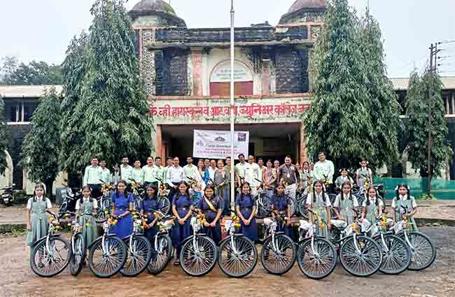जिओ रोटी घर व सान्वी सोशल वेल्फेअर ऑर्गनाइज़ेशन्स तर्फे के.व्ही.हायस्कूलमधील गरजू विद्यार्थिनींना मोफत सायकलचे वाटप