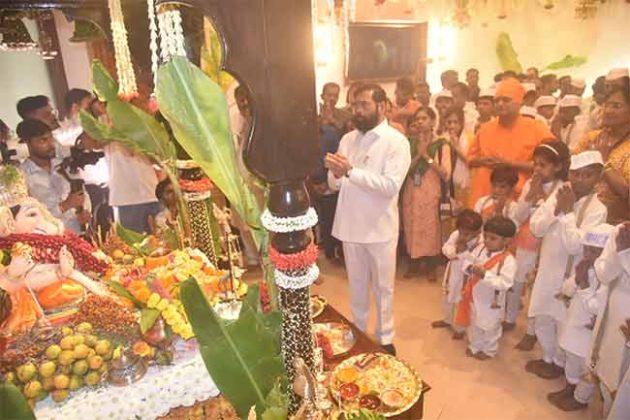 Eknath Shinde : 'वर्षा'येथे आश्रमशाळेतील विद्यार्थ्यांच्या हस्ते श्री गणेशाची आरती!