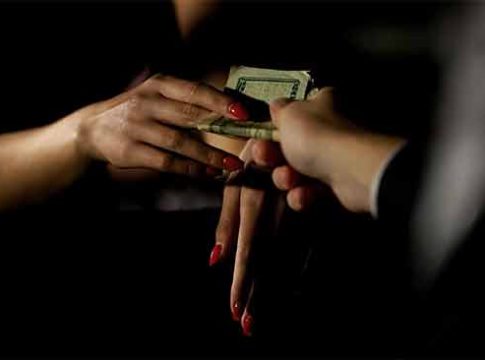 एस्कॉर्ट गर्ल! थोडक्यात विकत घेतलेला जोडीदार!!