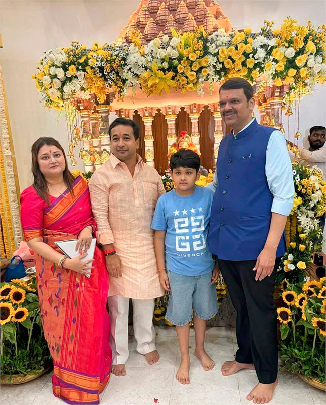 आमदार नितेश राणेंनी सहकुटुंब उपमुख्यमंत्री फडणवीस यांच्या घरी घेतले गणेश दर्शन!