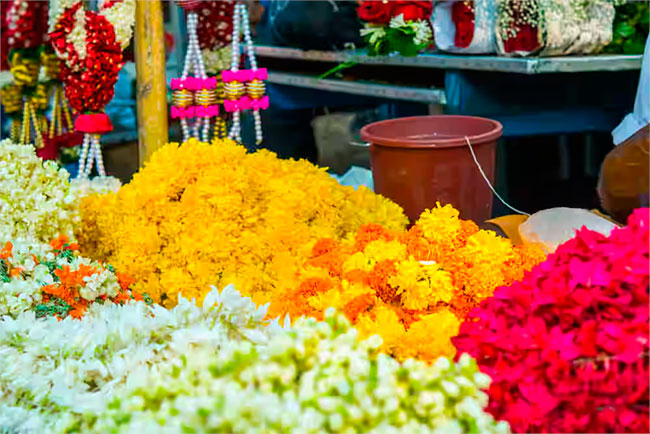 Flower Price Hike : ऐन गणेशोत्सवात फुलांचे भाव गगनाला भिडले!