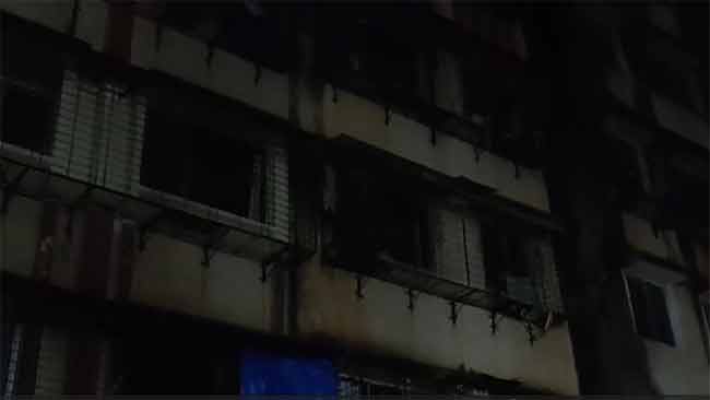 Ghatkopar Fire : घाटकोपरमध्ये भीषण आग! परिसरात धुराचे लोट; १३ जण जखमी