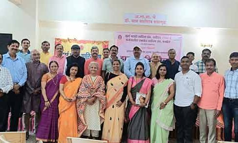 निमंत्रितांचे हास्य कविसंमेलन उत्साहात संपन्न