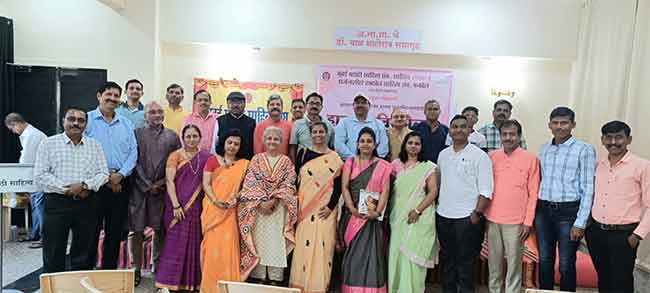 निमंत्रितांचे हास्य कविसंमेलन उत्साहात संपन्न