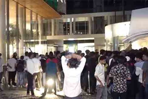iPhone 16 चा भारतामध्ये सेल सुरू होताच गोंधळ, मुंबईच्या स्टोरबाहेर मोठ्या रांगा
