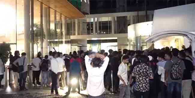 iPhone 16 चा भारतामध्ये सेल सुरू होताच गोंधळ, मुंबईच्या स्टोरबाहेर मोठ्या रांगा