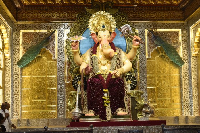 लालबागचा राजा मंडळाकडून अग्निशमन दल घेते दिवसाला सव्वा लाख भाडे