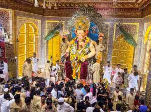 Lalbaugcha Raja Darshan : लालबागच्या राजा चरणी भेदभाव! सामान्यांना धक्काबुक्की, व्हीआयपींना पायघड्या