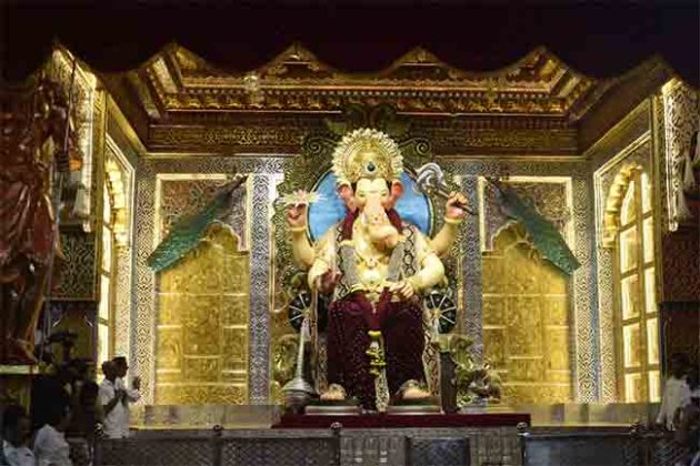 लालबागच्या राजाची पहिली झलक, पाहा सुंदर Photos