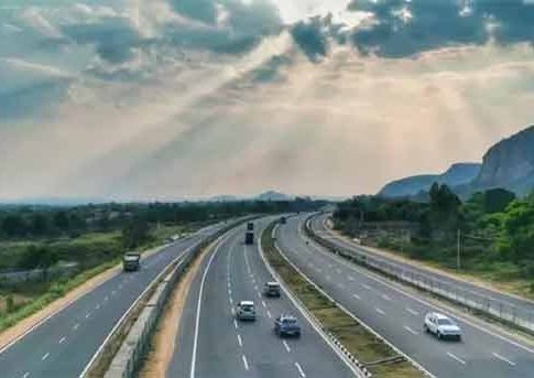 Pune News : पुण्यातील वाहतूक कोंडी कमी होणार! पोलिसांनी सूचविलेल्या उपाययोजनांना नितीन गडकरींनी दाखवला हिरवा कंदील