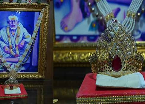 दानशूर भक्ताकडून साईचरणी १२ लाख रुपयांचा सुवर्ण हिरेजडित मुकुट अर्पण