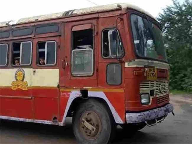एसटी बस अस्वच्छ अनेक बसेसमध्ये पान, गुटखाच्या पिचकाऱ्या; प्रवाशांना मनस्ताप!