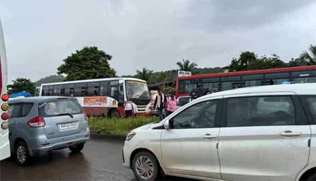Mumbai-Goa highway : मुंबई- गोवा महामार्गावर वाहतूक कोंडी; चाकरमान्यांच्या वाहनांच्या रांगाच रांगा!