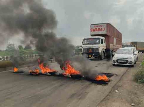 नेवासात महामार्गावर टायर पेटवून महामार्ग अडविला, धनगर समाजाचे उपोषण स्थळाजवळील प्रकार...