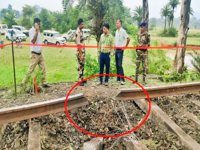स्फोट करून रेल्वे ट्रॅक उडवला