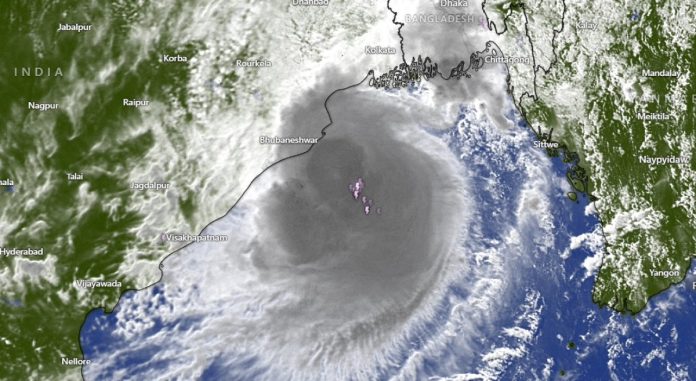 Cyclone Dana : पूर्व किनापट्टीवर धडकले दाना चक्रीवादळ!