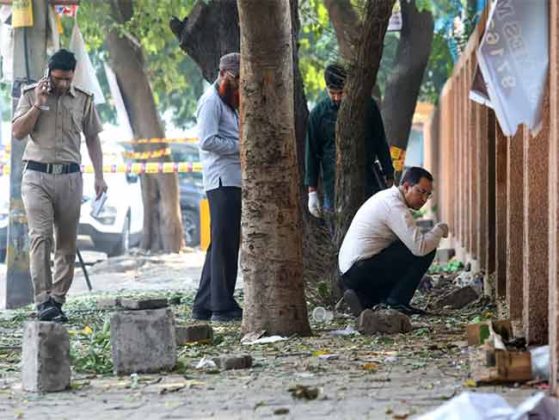 Delhi Blast : दिल्लीमध्ये शाळेजवळ मोठा स्फोट; परिसरात धुराचे लोट!