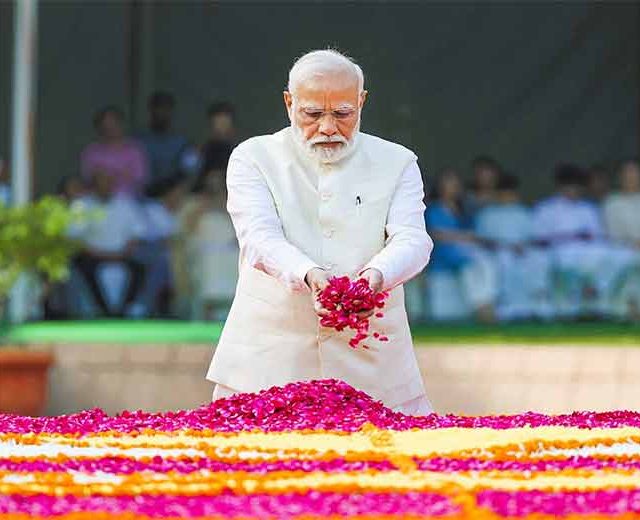PM Narendra Modi : पंतप्रधानांकडून महात्मा गांधी व शास्त्रींना अभिवादन