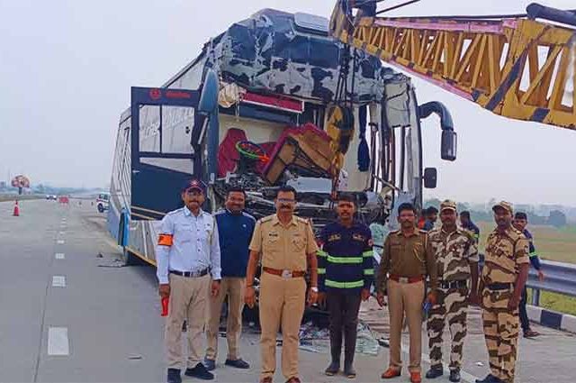 Accident News : भीषण अपघात! समृद्धी महामार्गावर भरधाव खासगी बसची कंटेनरला जोरदार धडक