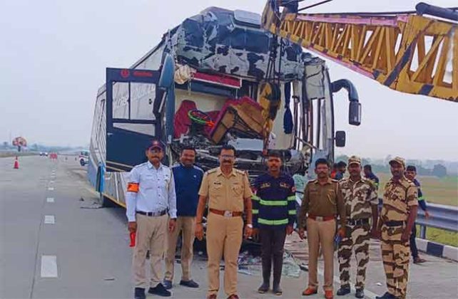 Accident News : भीषण अपघात! समृद्धी महामार्गावर भरधाव खासगी बसची कंटेनरला जोरदार धडक