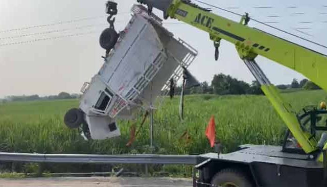 Accident News : काळाचा घाला! देवीची ज्योत घेऊन येताना भाविकांनी भरलेले पिकअप व्हॅन पलटले