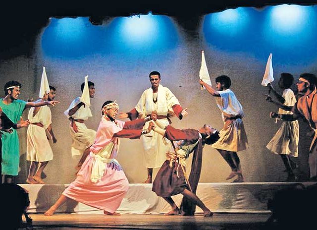 प्रायोगिक नाटकांचे मरण आपण पाहतो आहोत...!