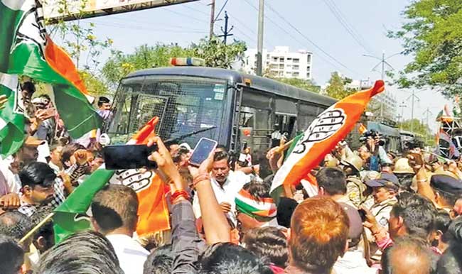 काँग्रेसची फरफट नि पक्षात असंतोष…