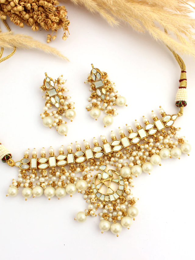 Pearl jewellery :  सध्या ‘हे’ मोत्याचे दागिने आहेत ट्रेण्डी!