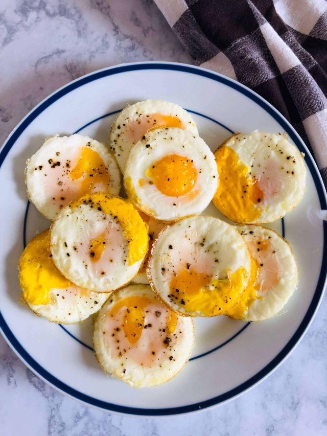 Yellow vs White Yolk : अंड्यातील पिवळं की पांढर बलक? नक्की काय फायदेशीर