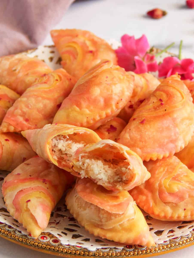 Diwali Karanjee Receipe : मैद्याची खुसखुशीत आणि पारंपरिक पद्धतीची करंजी खा! रेसिपी नक्कीच पाहा