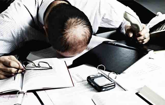 चांगल्या आरोग्यासाठी ऑफिसात उभे राहून करता का काम? हे आहेत त्याचे दुष्परिणाम