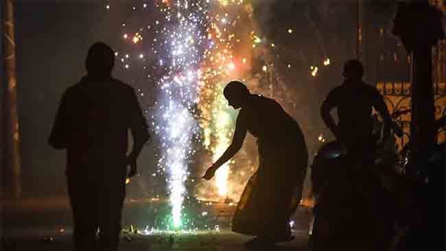 Diwali 2024: मुंबईत फटाके फोडण्याबाबत BMCने जारी केले नवे नियम, ही आहे फटाके फोडण्याची वेळ
