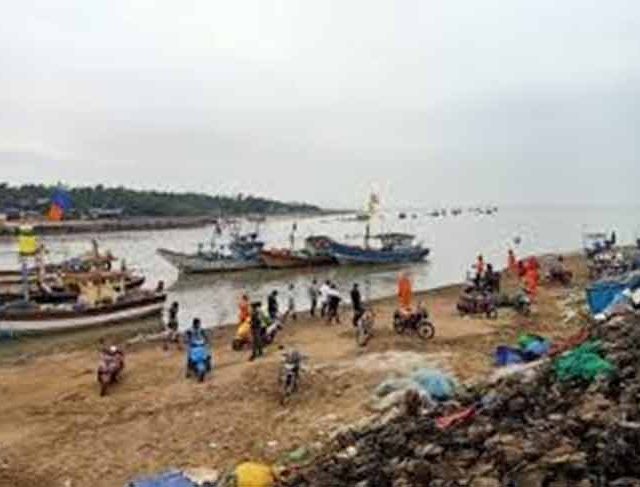 अर्थसंकल्पात बंदरे विकासासाठी ४८४ कोटी तर मत्स्य विकासासाठी २४० कोटी
