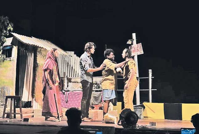 विद्रोही 'गटार'चा भावोत्कट थरार